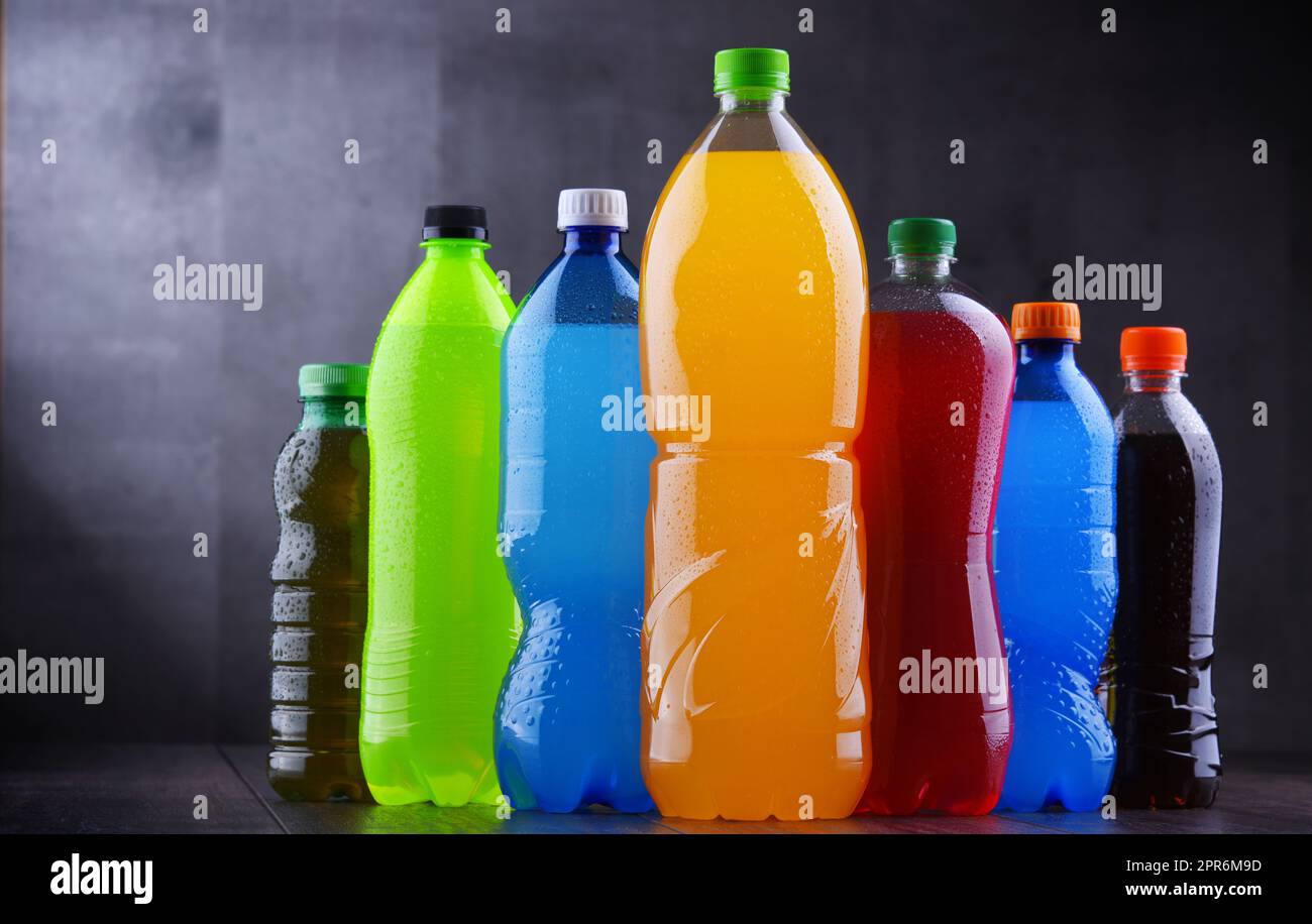 Le bottiglie di plastica di un assortimento di bevande analcoliche gassate Foto Stock