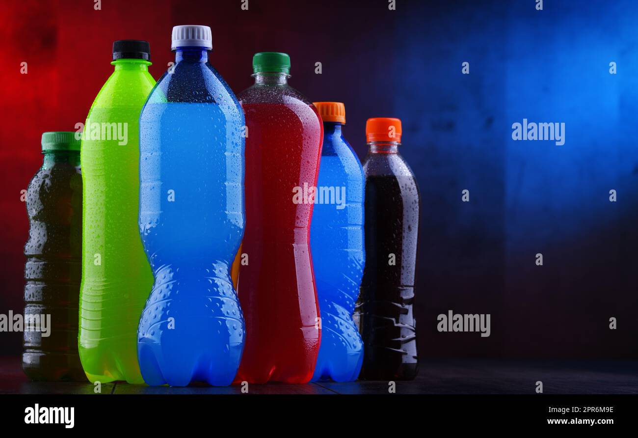 Le bottiglie di plastica di un assortimento di bevande analcoliche gassate Foto Stock