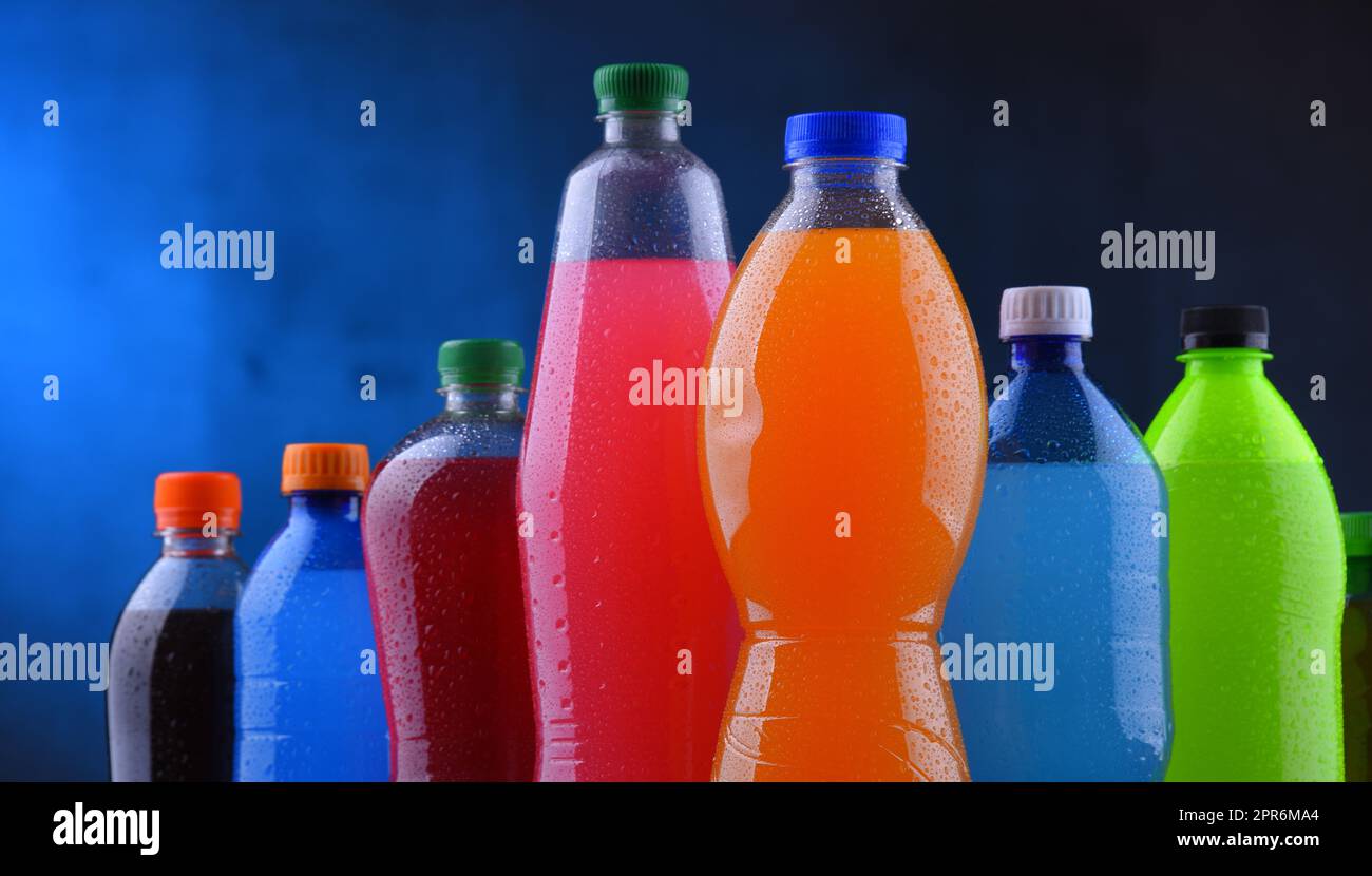 Le bottiglie di plastica di un assortimento di bevande analcoliche gassate Foto Stock