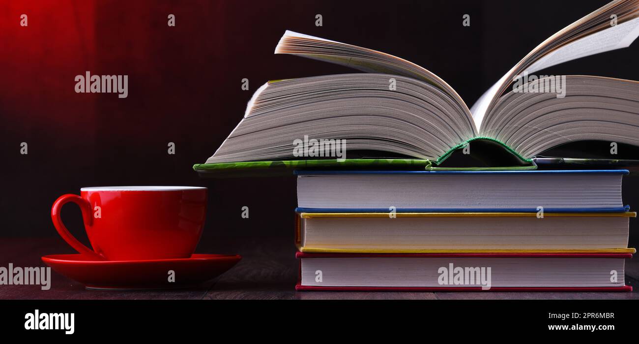 Composizione con libri e tazza di caffè sul tavolo Foto Stock