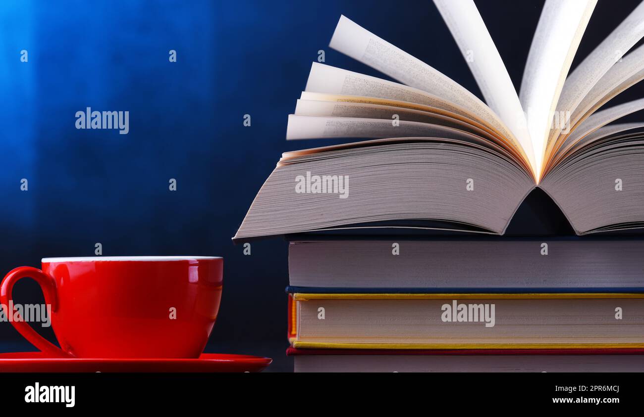 Composizione con libri e tazza di caffè sul tavolo Foto Stock