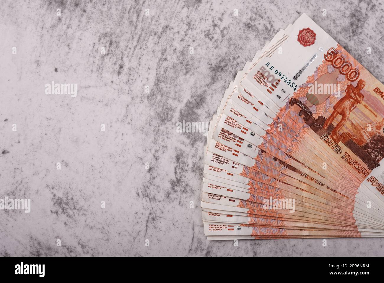 Banconote in denaro russe di cinquemila rubli, contesto. Foto Stock