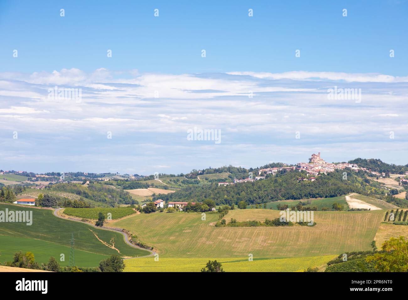 Regione Piemonte, Italia. Paesaggio di campagna nella zona delle Langhe Foto Stock Regione Piemonte, Italia. Paesaggio di campagna nella zona delle Langhe Foto Stock
