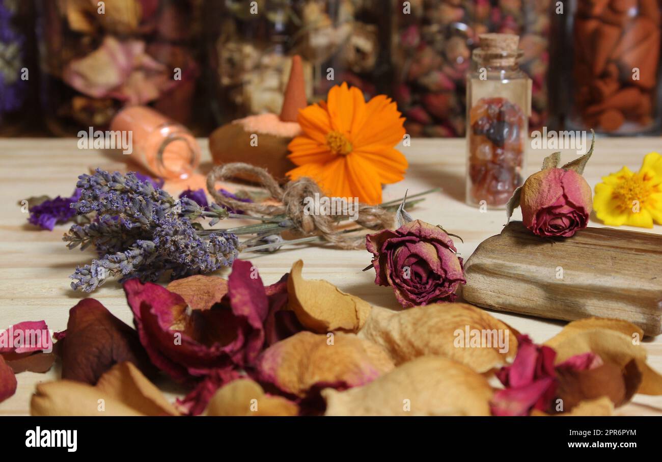 Petali di rosa e lavanda essiccata con cristalli e legno pietrificato Foto Stock