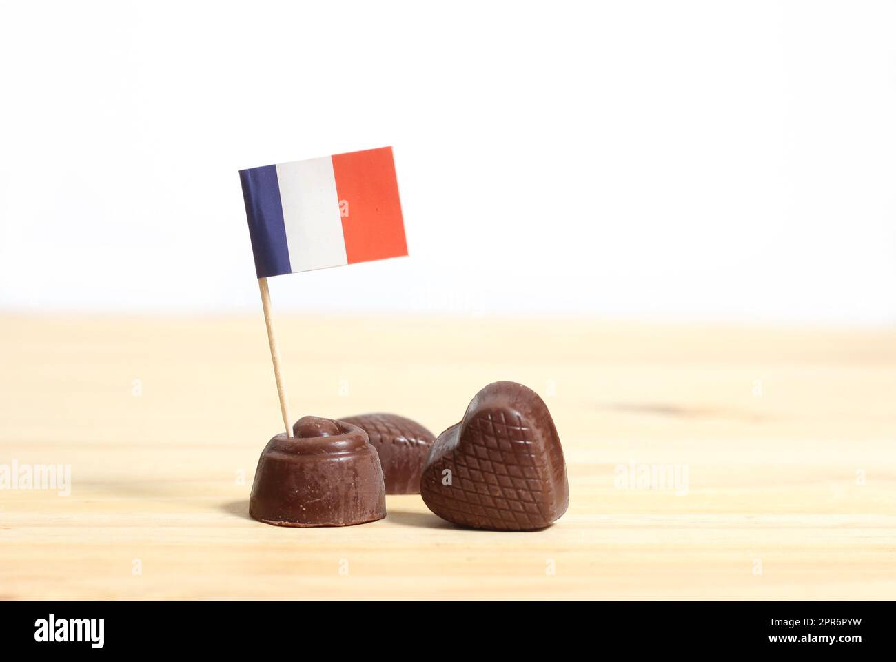 Tartufi di cioccolato francese con bandiera francese sul tavolo con sfondo bianco Foto Stock