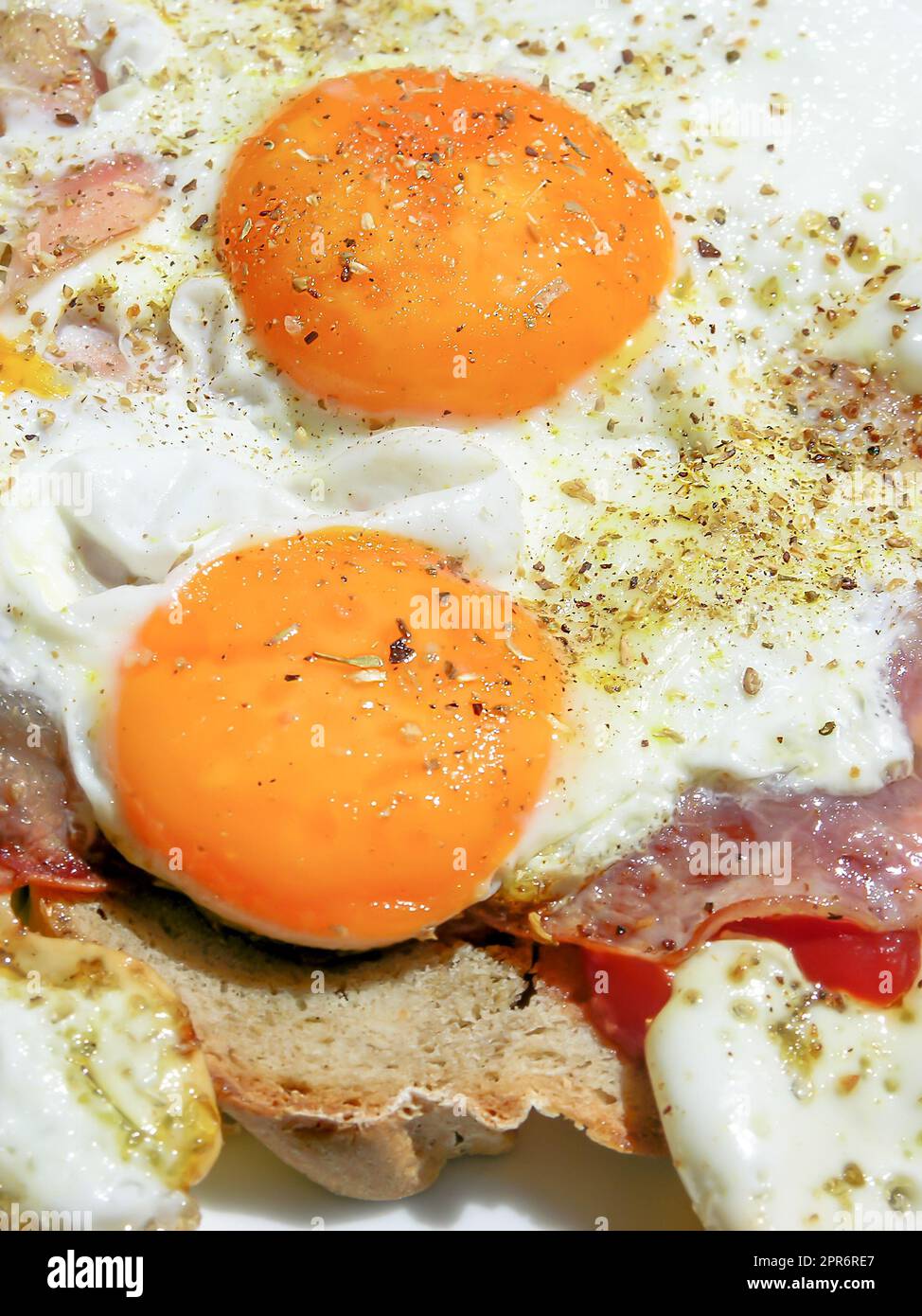 fritti e deliziose uova fritte sul pane Foto Stock