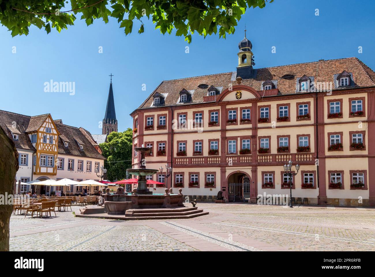 Il municipio e la piazza del mercato di Neustadt an der Weinstraße nello stato della Renania-Palatinato in Germania Foto Stock