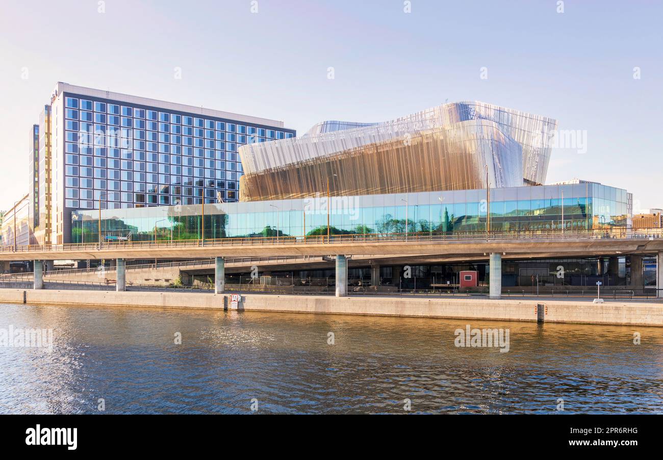 Waterfront Congress Centre, un edificio di architettura moderna del 2011 costruito sul ponte Klarabergsviadukten a Stoccolma, Svezia Foto Stock