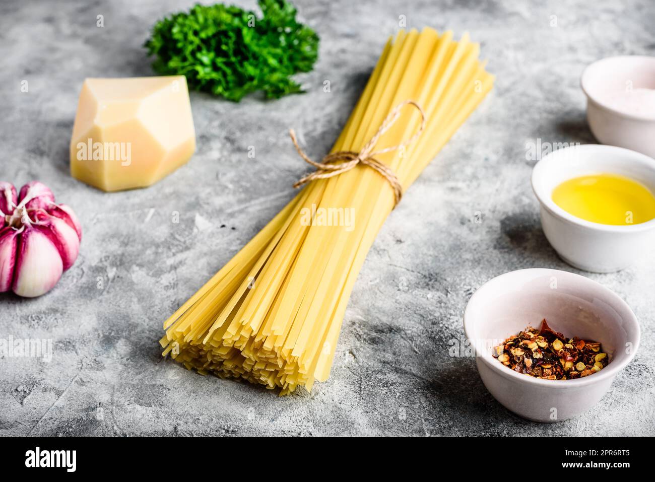 Ingredienti per le linguine con olio d'oliva e aglio Foto Stock