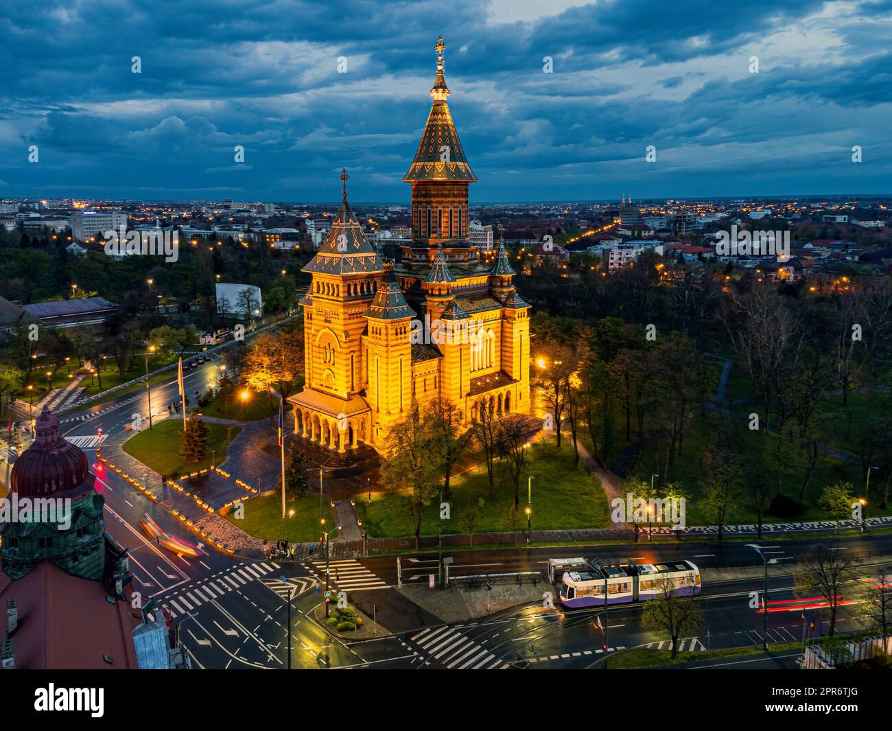 Foto aerea da un volo sopra la Cattedrale Ortodossa di Timisoara e il centro illuminato della città. Foto scattata il 17th Aprile 2023, a Timisoara, ti Foto Stock
