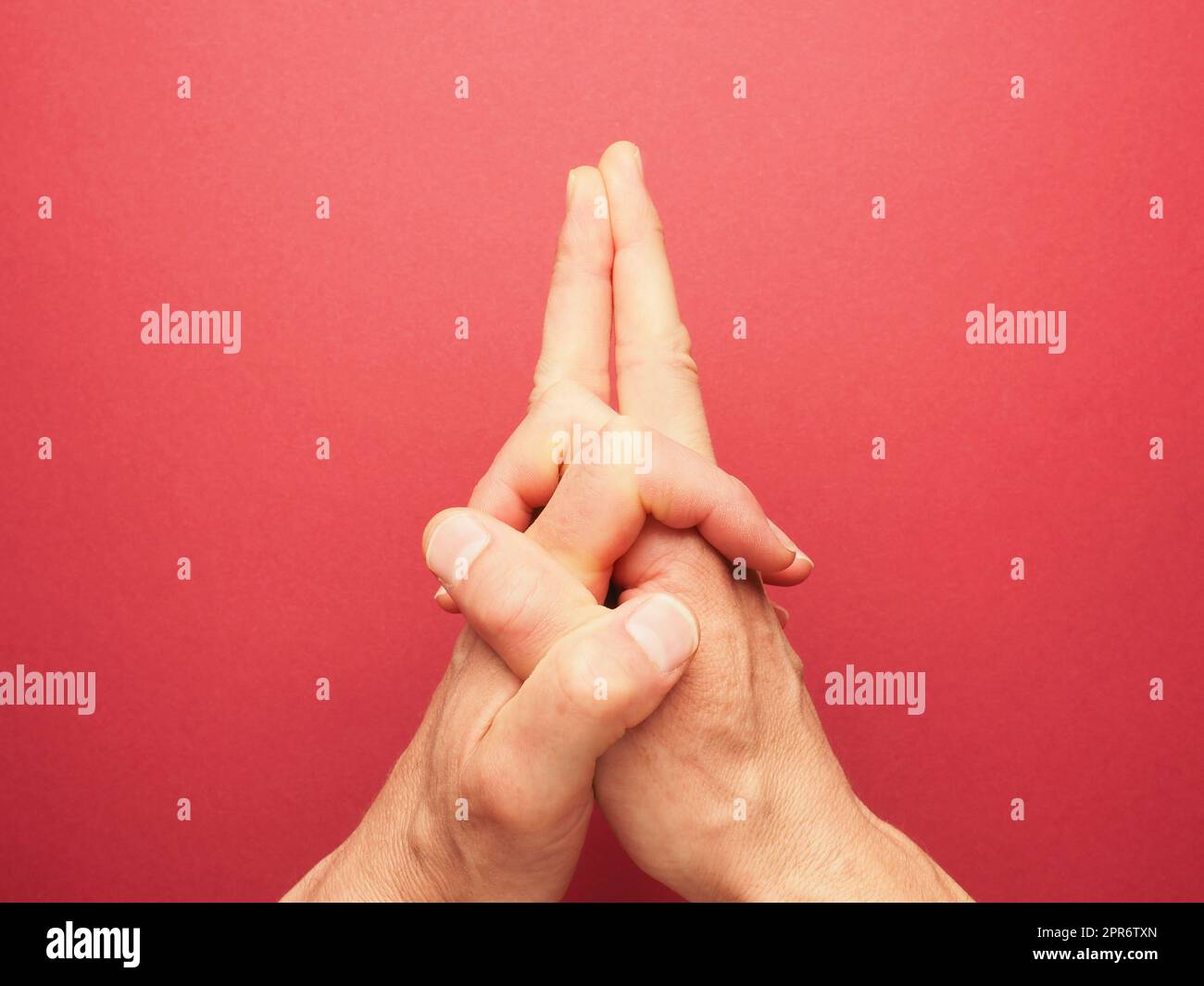 Posizione della mano per mudra n.. 7 in Jin Shin Jyutsu, metodo di guarigione alternativo o concetto di auto-aiuto Foto Stock Posizione della mano per mudra n.. 7 in Jin Shin Jyutsu, metodo di guarigione alternativo o concetto di auto-aiuto Foto Stock