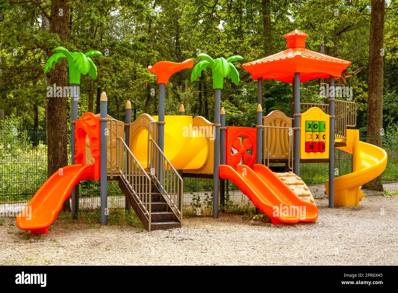 Colorato parco giochi per bambini attività nel parco pubblico Foto Stock