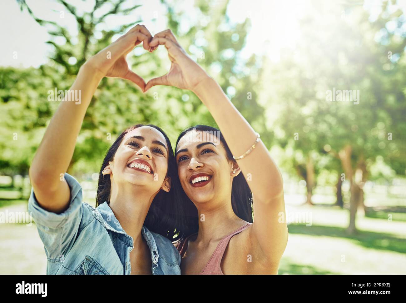 Non posso battere quel migliore amore kinda amico. Scatto di due giovani amici felici che si uniscono alle loro mani per fare un cuore forma. Foto Stock