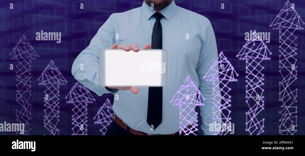 Uomo d'affari che mostra tablet by Arrow Symbols in movimento e rete digitale con Un design futuristico. Uomo che indossa la cravatta che presenta nuove idee per il successo aziendale. Foto Stock