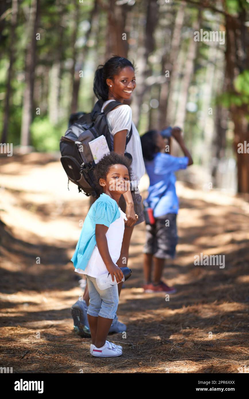 Insegnando loro la scienza naturale il senso vecchio-modellato. Fucilato di una madre e dei suoi due figli facendo una passeggiata nei boschi. Foto Stock