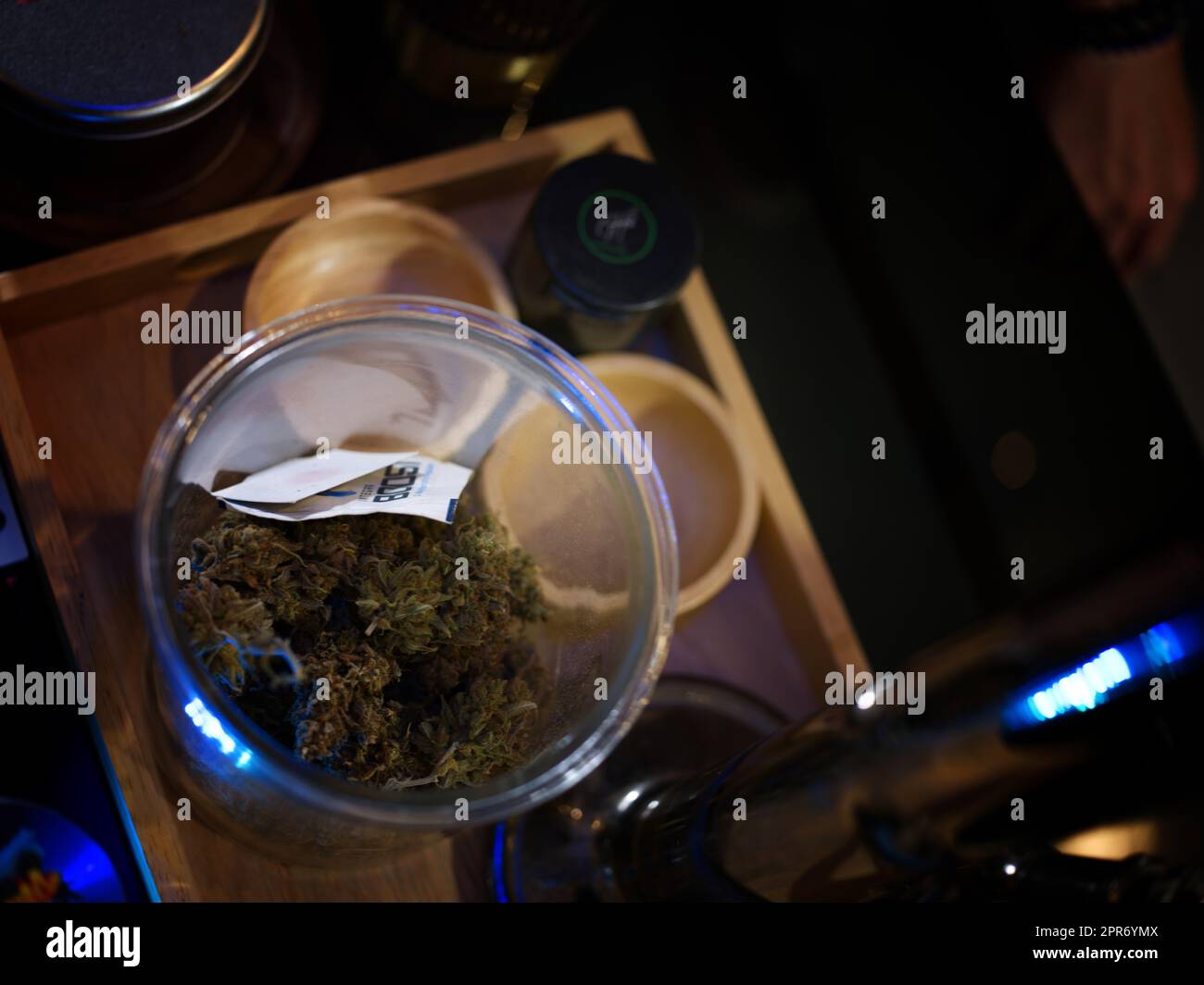 Germogli di fiori di marijuana medica. Ceppo ricreativo di marijuana. Ceppo di cannabis. Germoglio di erbacce nel vaso di vetro. Foto Stock