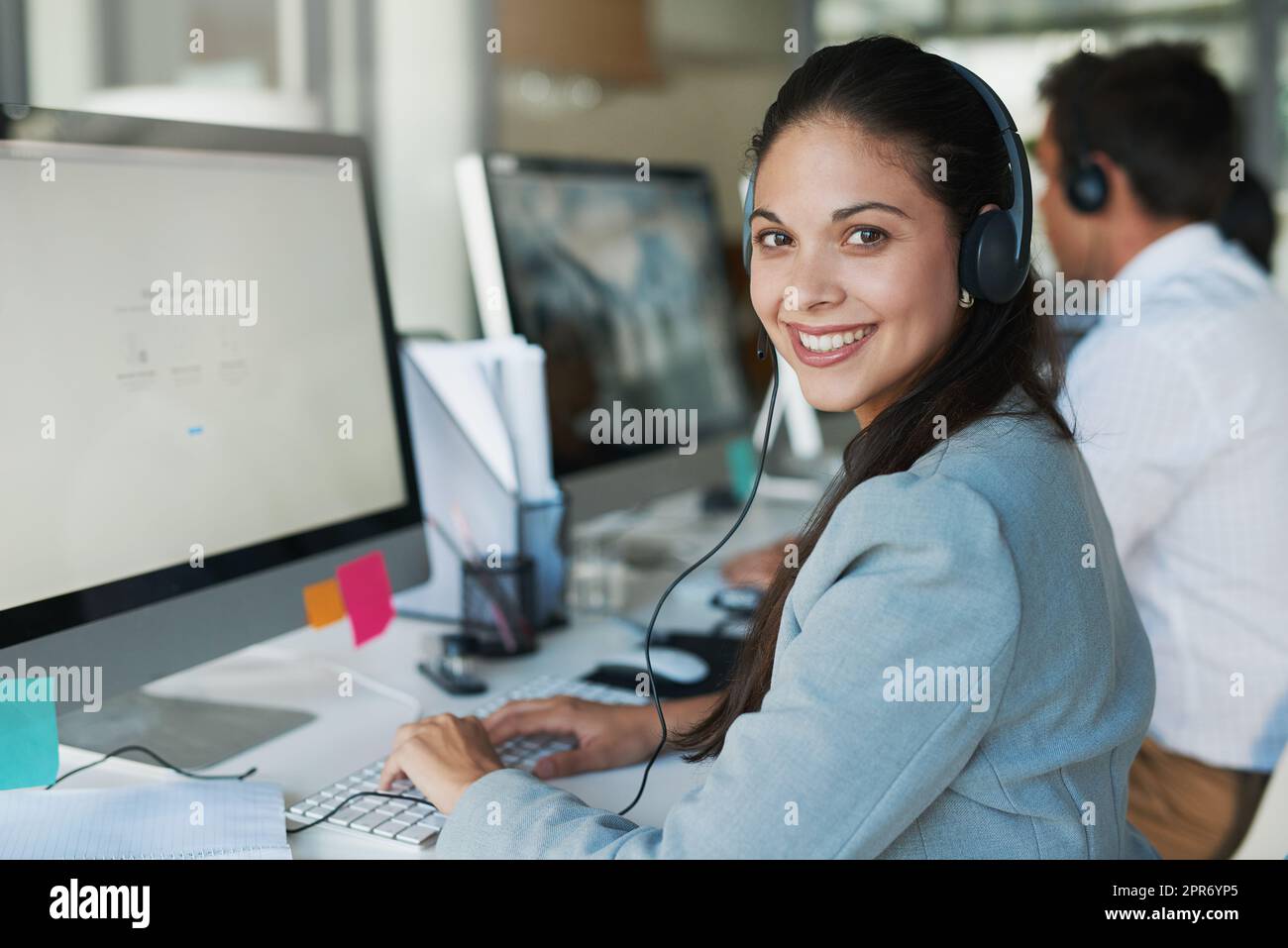Il servizio di assistenza clienti di qualità è inestimabile. Ritratto di una giovane donna felice e fiduciosa che lavora in un call center. Foto Stock