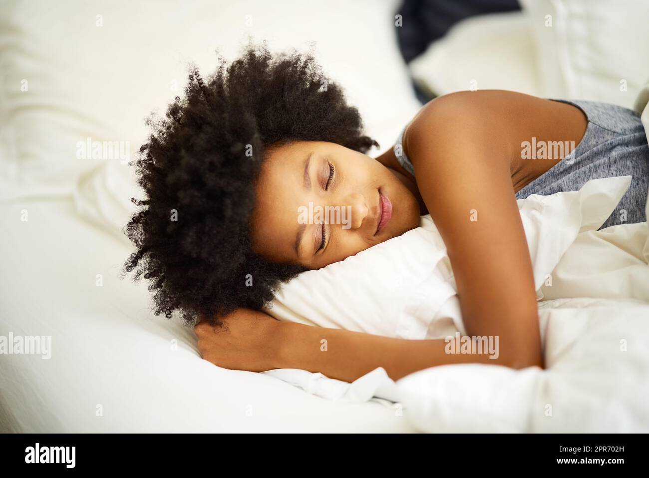 Dormi bene. Il suo bene per la vostra salute. Scatto di una giovane donna che dorme nel suo letto a casa. Foto Stock
