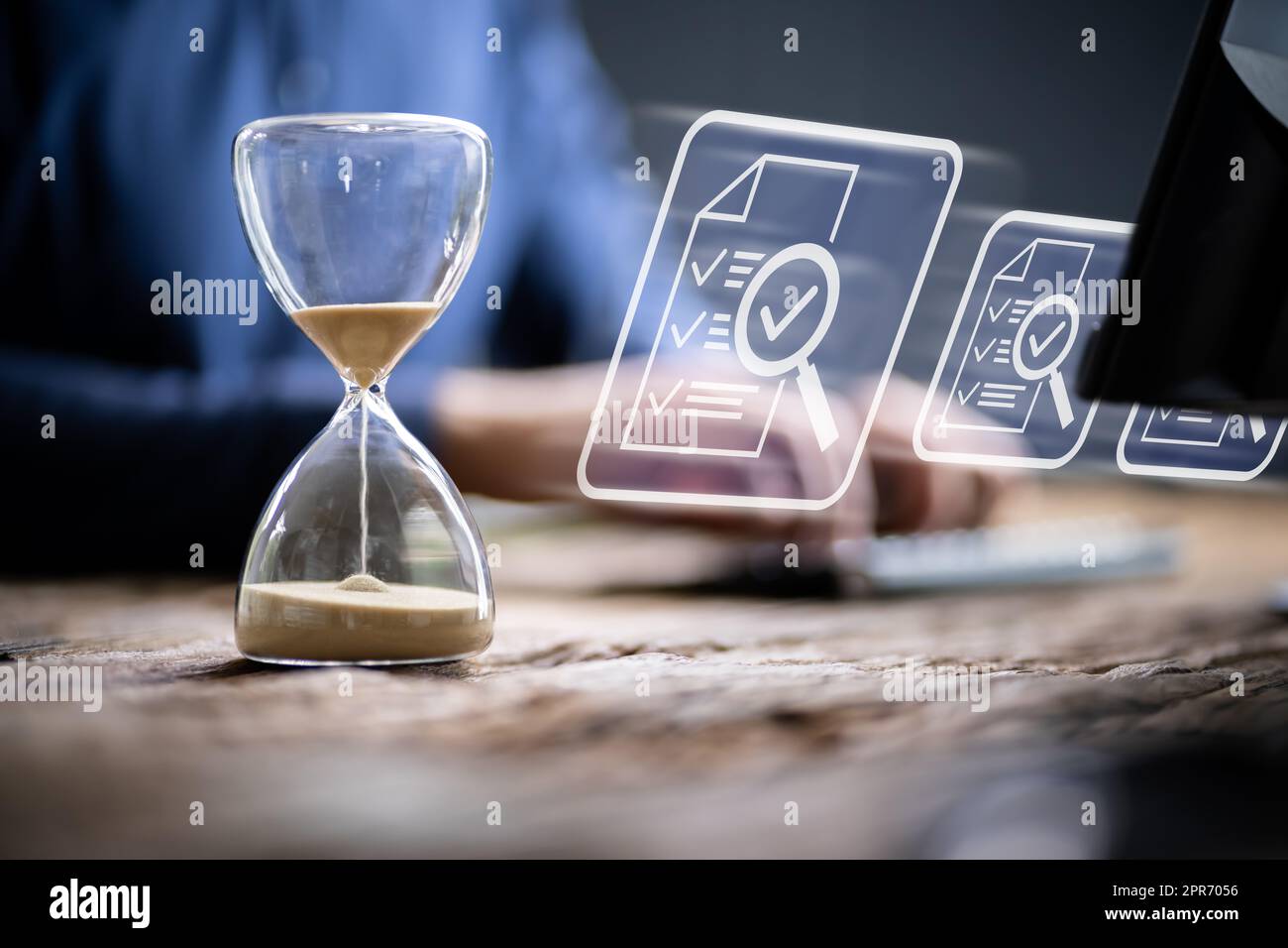 Commercianti la mano il calcolo di una fattura in ufficio Foto Stock