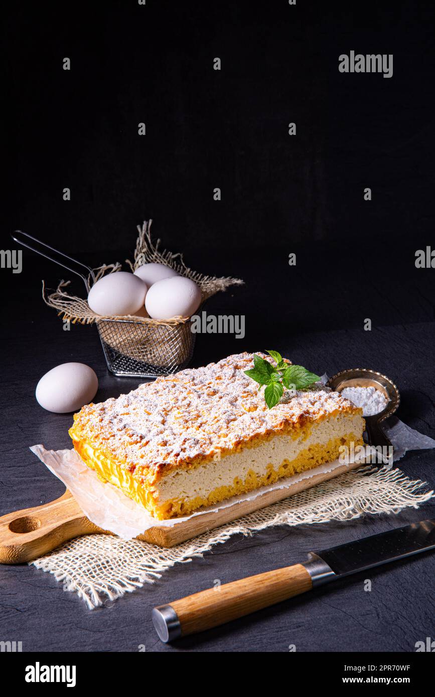 Cheesecake dalla teglia con crumble Foto Stock