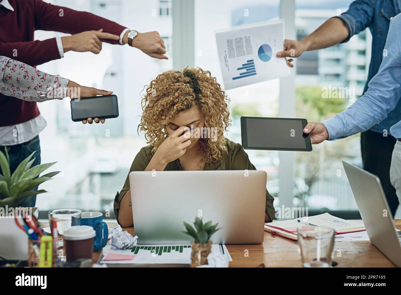 Gli impegni di lavoro si stanno chiudendo su di lei. Shot di una giovane donna d'affari che guarda stressata in un ambiente d'ufficio impegnativo. Foto Stock