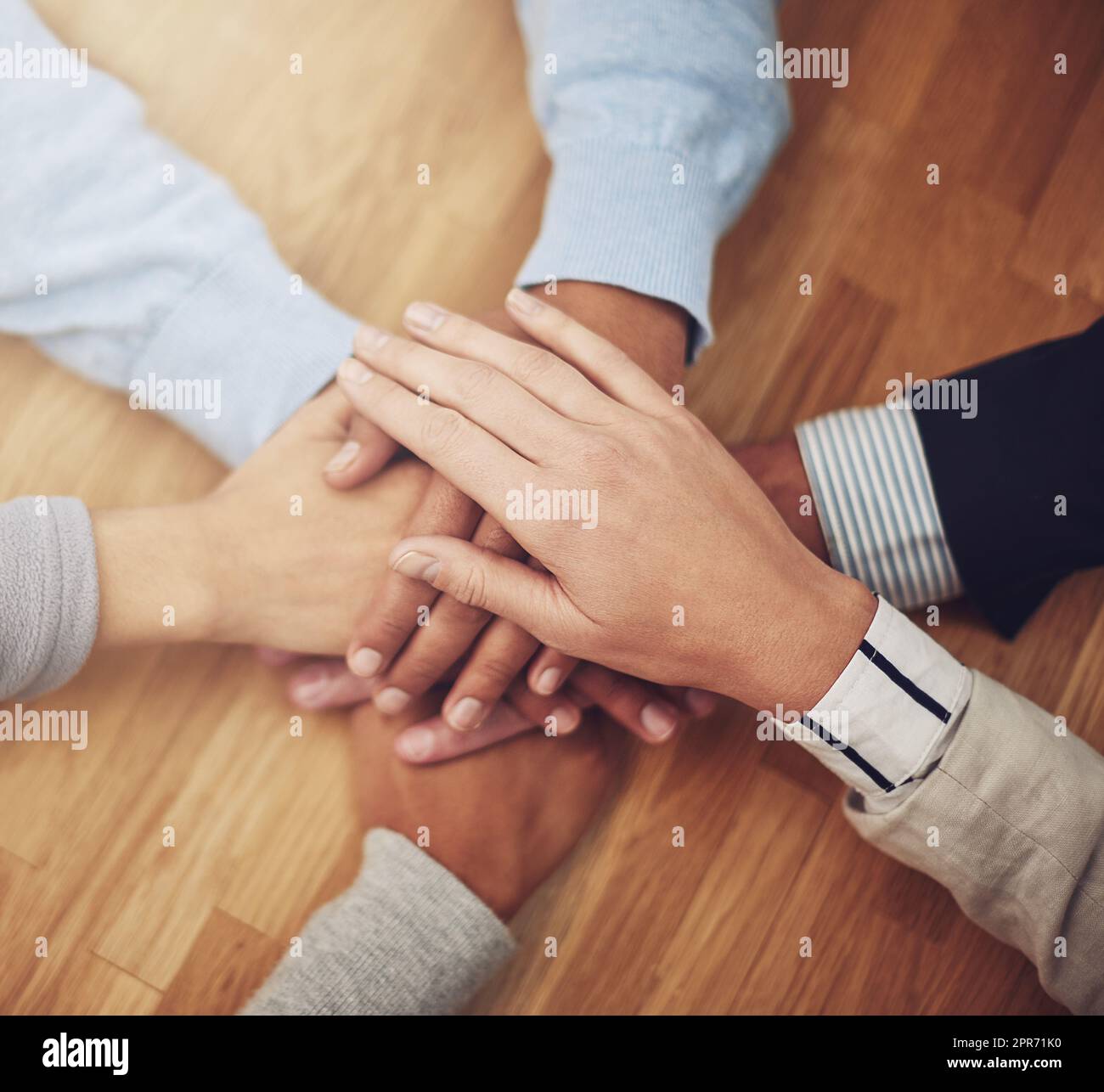 Mani giù, il team migliore per avere sul progetto. Scatto corto di un gruppo di uomini d'affari che mettono le loro mani insieme in unità. Foto Stock