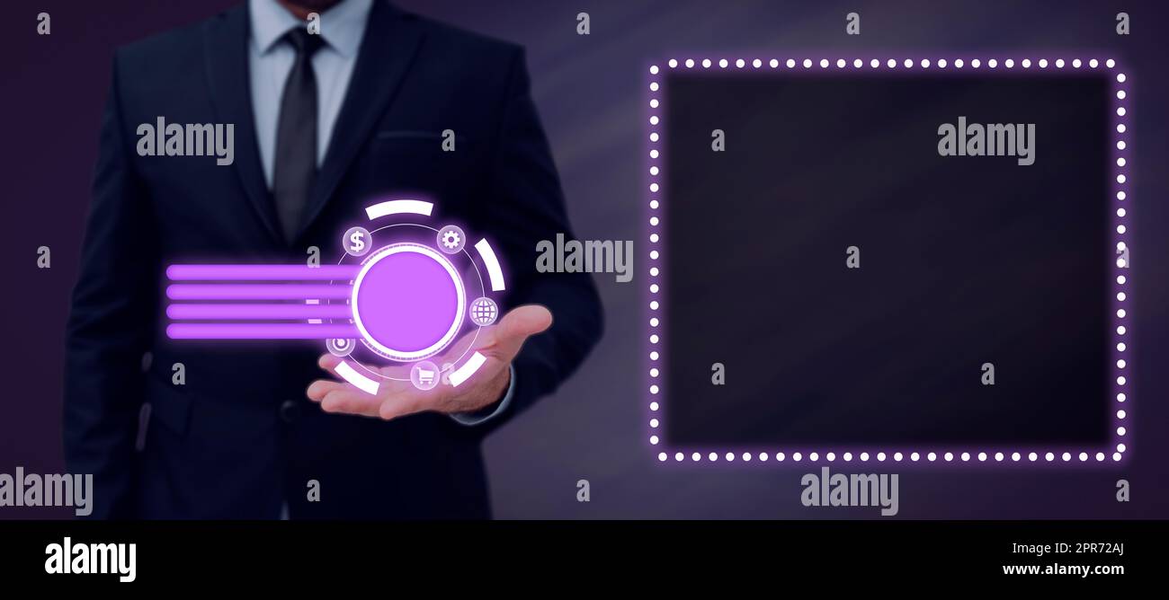 Uomo d'affari con una sola mano che mostra simboli digitali e presenta informazioni cruciali nel design futuristico. Uomo in completo che mostra messaggi importanti e nuove idee di marketing. Foto Stock