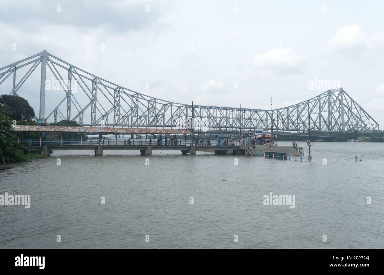 Il ponte Howrah, un ponte a sbalzo bilanciato che copre il fiume Hooghly nel Bengala Occidentale, India, Asia del Sud Pacifico 28 giugno 2022 Foto Stock