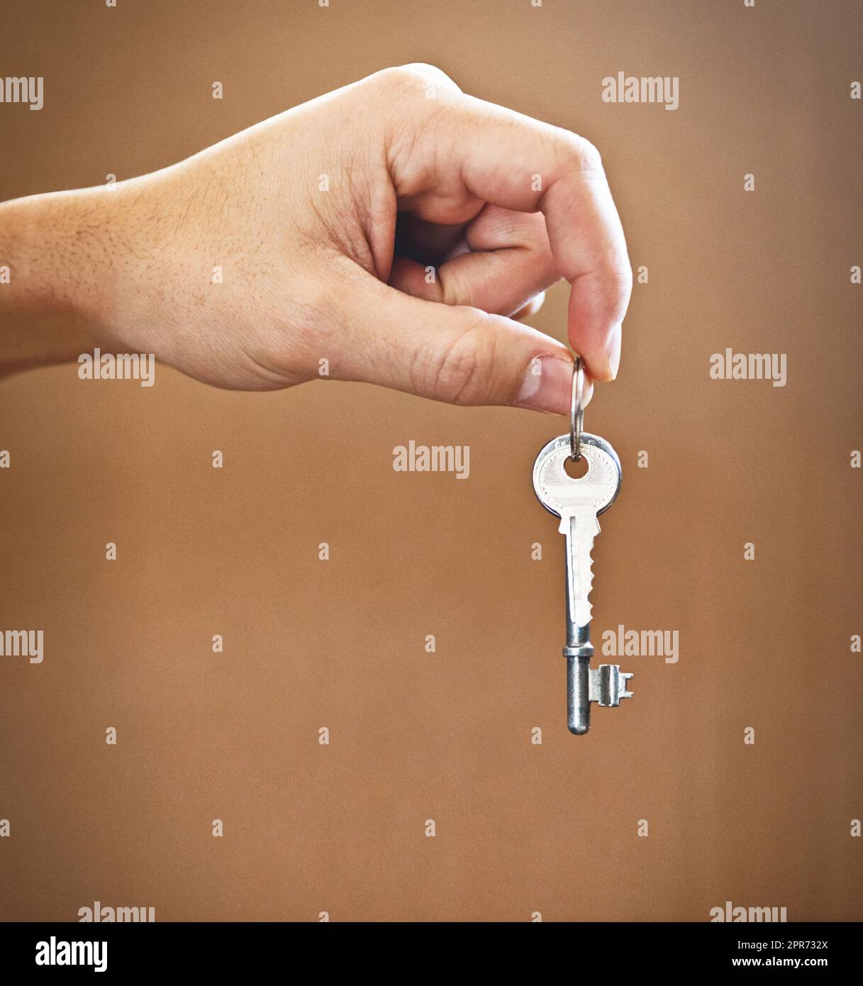 La chiave per il vostro nuovo inizio. Scatto corto di una mano di uomo irriconoscibile che tiene la chiave per la sua nuova casa. Foto Stock