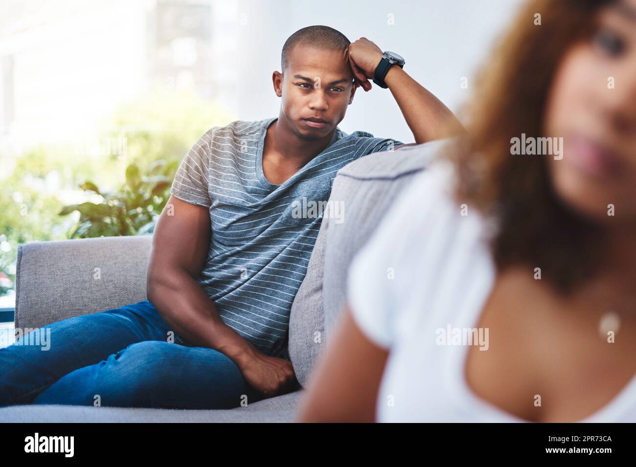 Le argomentazioni non sono mai belle. Shot di una giovane coppia che ha problemi di relazione a casa. Foto Stock