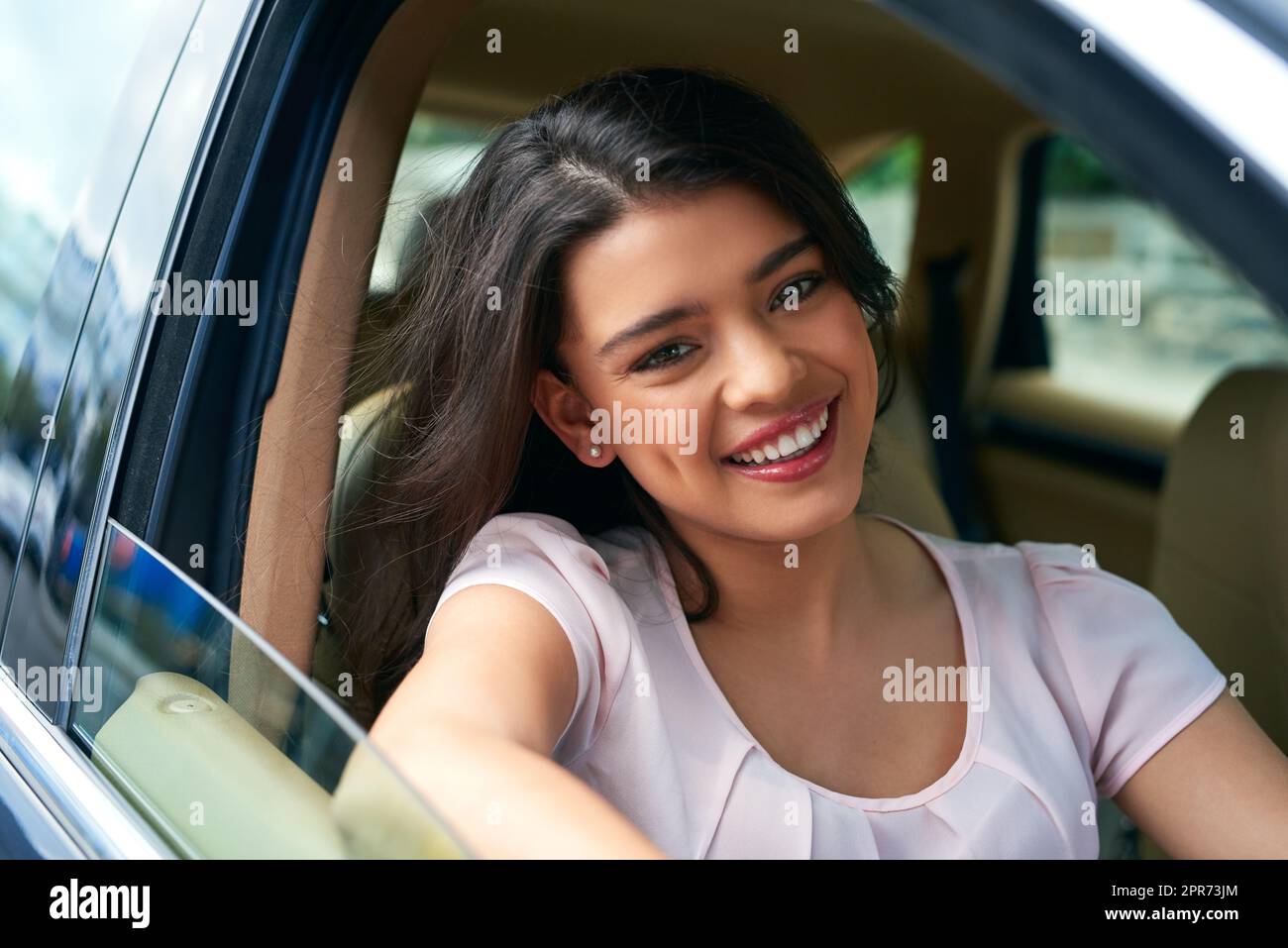 È una nuova felice proprietario di auto. Scatto di una giovane donna attraente che guida un'automobile. Foto Stock