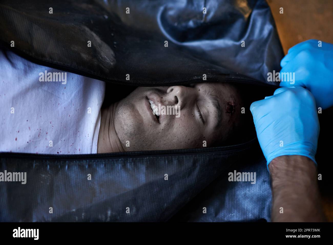 Analisi della scena criminale. Shot di un'indagine sulla scena del crimine in corso. Foto Stock