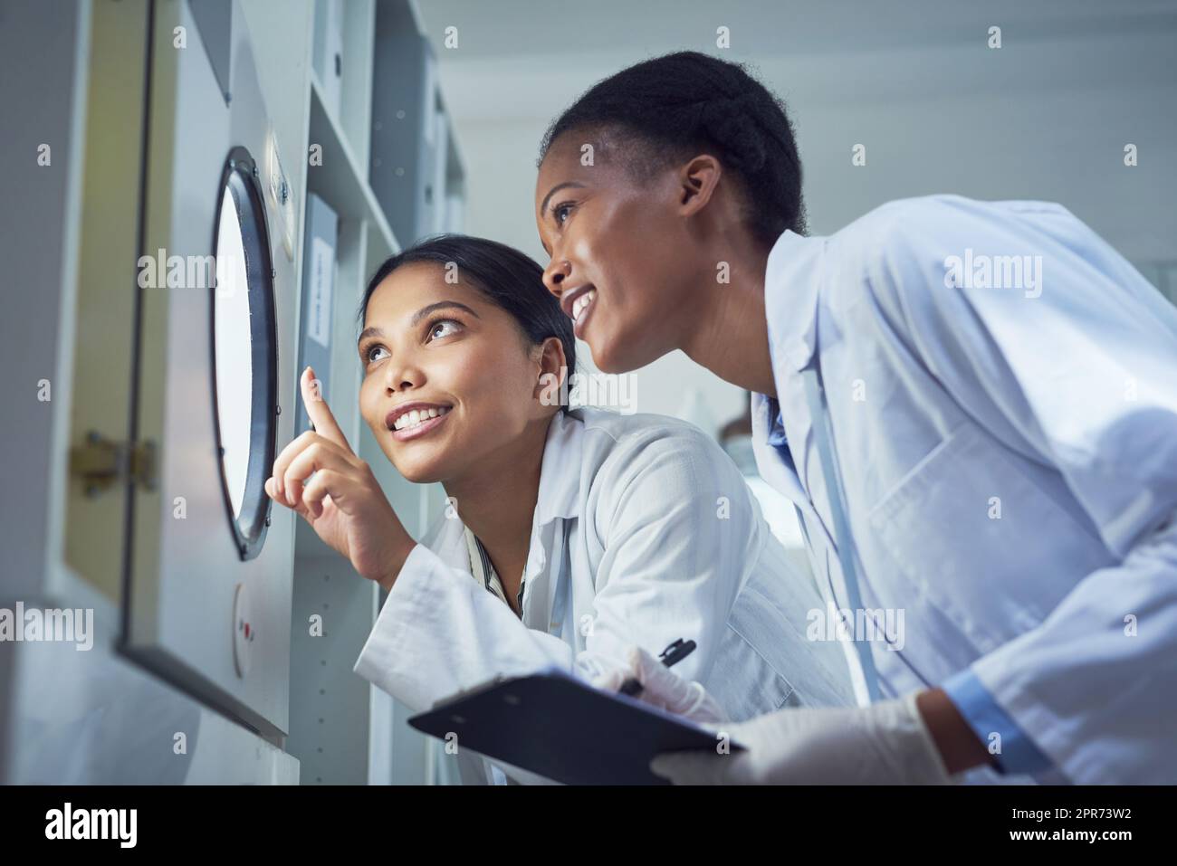 La scienza illumina il mondo. Foto di due scienziati che lavorano in un laboratorio. Foto Stock