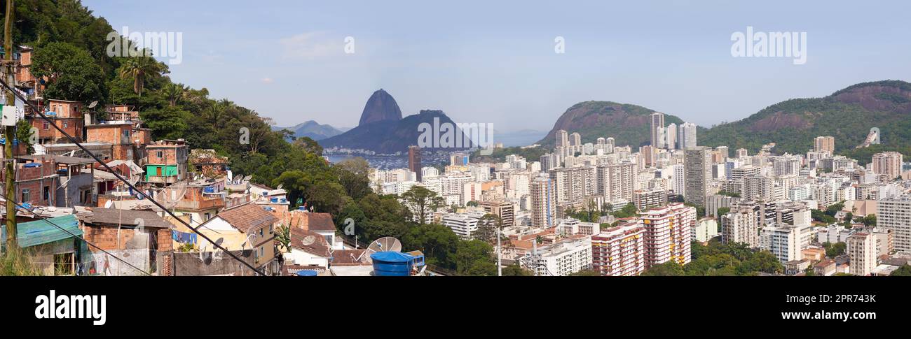 Città di contrasti. Shot di baraccopoli su una montagna a Rio de Janeiro, Brasile. Foto Stock