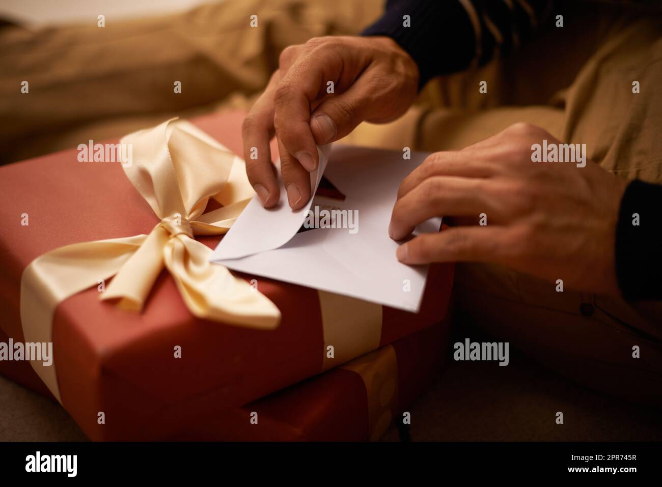 Diffondere la gioia. Scatto di un bel giovane uomo che si prepara per Natale. Foto Stock