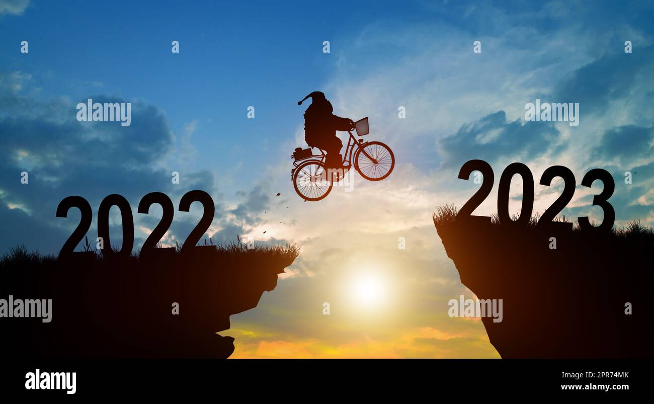 Benvenuto buon Natale e felice anno nuovo nel 2023 con silhouette Babbo Natale. Foto Stock