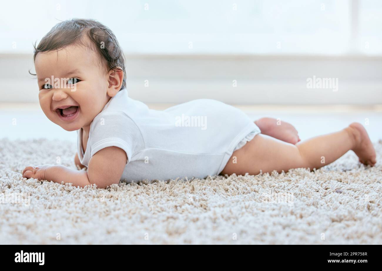 Spuntini. Shot di una ragazza adorabile bambino strisciando sul pavimento a casa. Foto Stock