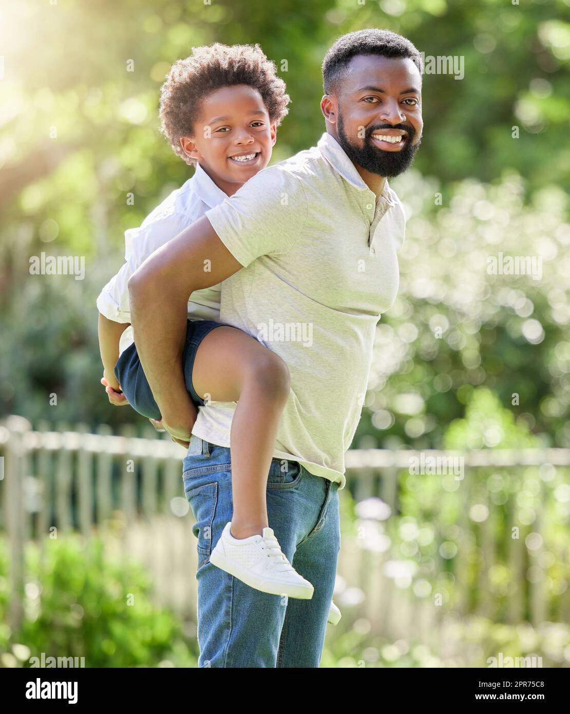 Voglio solo dargli il meglio. Ritratto di un padre che dà a suo figlio un giro di piggyback all'aperto. Foto Stock