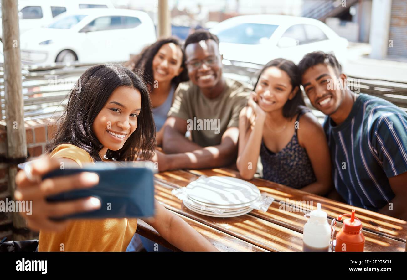 Festa con i besties. Foto di un gruppo di giovani amici che prendono insieme i selfie in un ristorante. Foto Stock