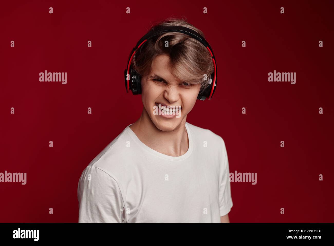 uomo in t-shirt bianca casual con cuffie moderne Foto Stock