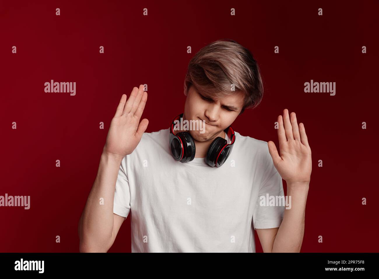 uomo in t-shirt bianca casual con cuffie moderne Foto Stock
