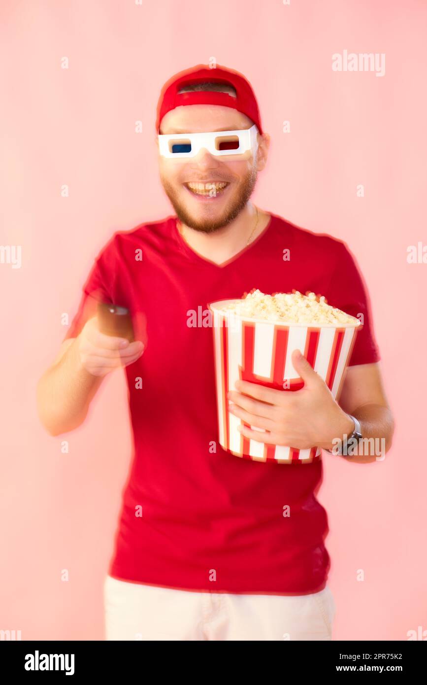 uomo in 3d occhiali utilizzando la console guardare film Foto Stock