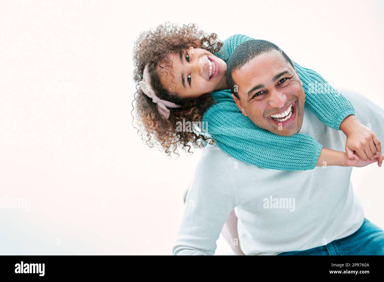 Youre il cresciuto ma non dovete sempre comportarsi come esso. Colpo di un uomo che porta la figlia sulla schiena mentre gioca all'esterno. Foto Stock