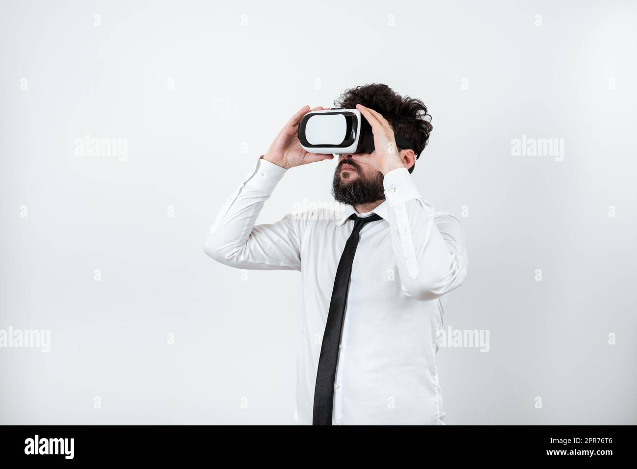 Uomo in piedi che indossa occhiali VR che presentano messaggi importanti. Uomo d'affari che possiede occhiali da vista per realtà virtuale e mostra informazioni Crutial. Uomini che vedono nuove idee. Foto Stock