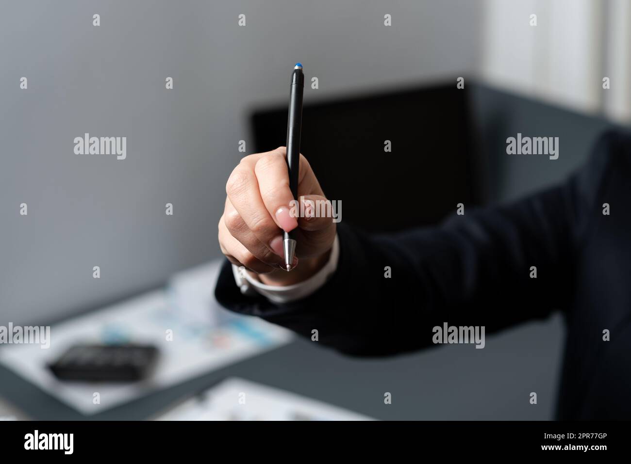Donna d'affari che tiene Pen e indica messaggi importanti. Donna in tuta con matita in mano e presentazione di informazioni critiche. Dirigente che mostra idee recenti. Foto Stock