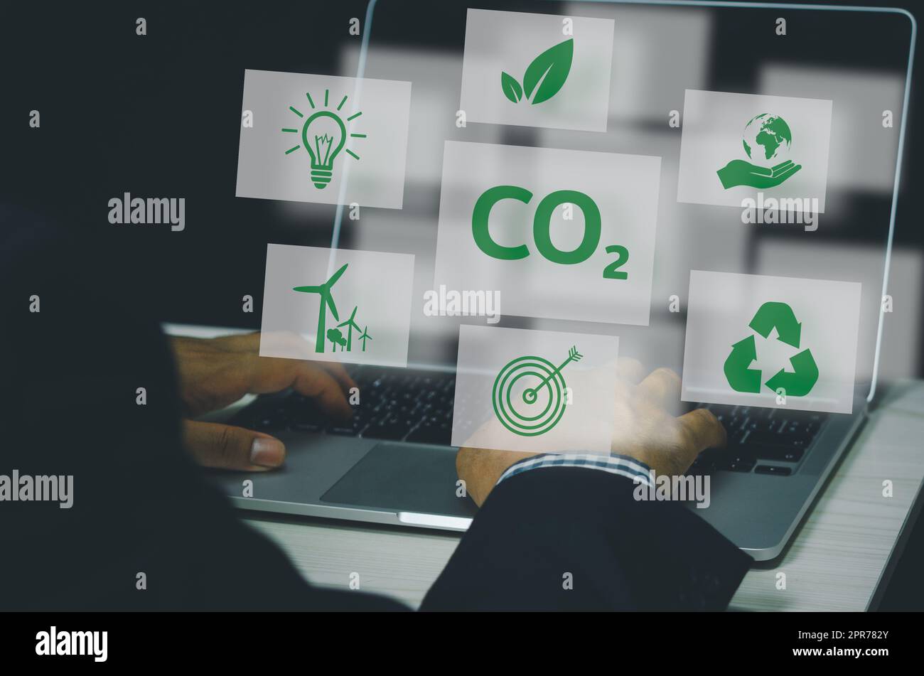 Le organizzazioni o le aziende sviluppano lo schermo virtuale di affari di accreditamento di carbonio. Ridurre le emissioni del CO2. Concetto di sviluppo aziendale sostenibile. Foto Stock