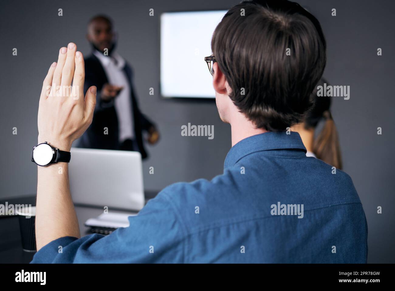 Insieme possiamo fare qualcosa di meraviglioso. Colpo di un uomo d'affari irriconoscibile che solleva la mano in una riunione d'ufficio. Foto Stock