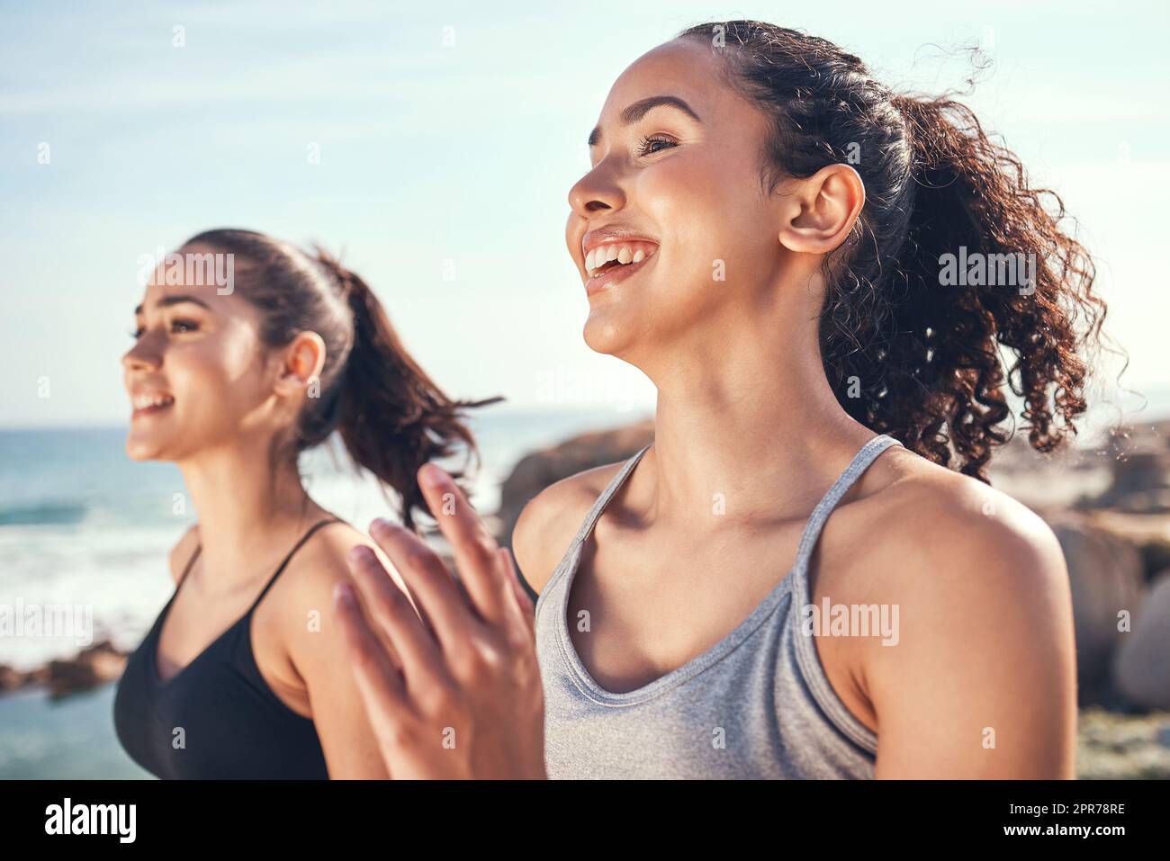 Migliorare il nostro miglior tempo insieme. Scatto di due bella giovane donna che corre insieme. Foto Stock