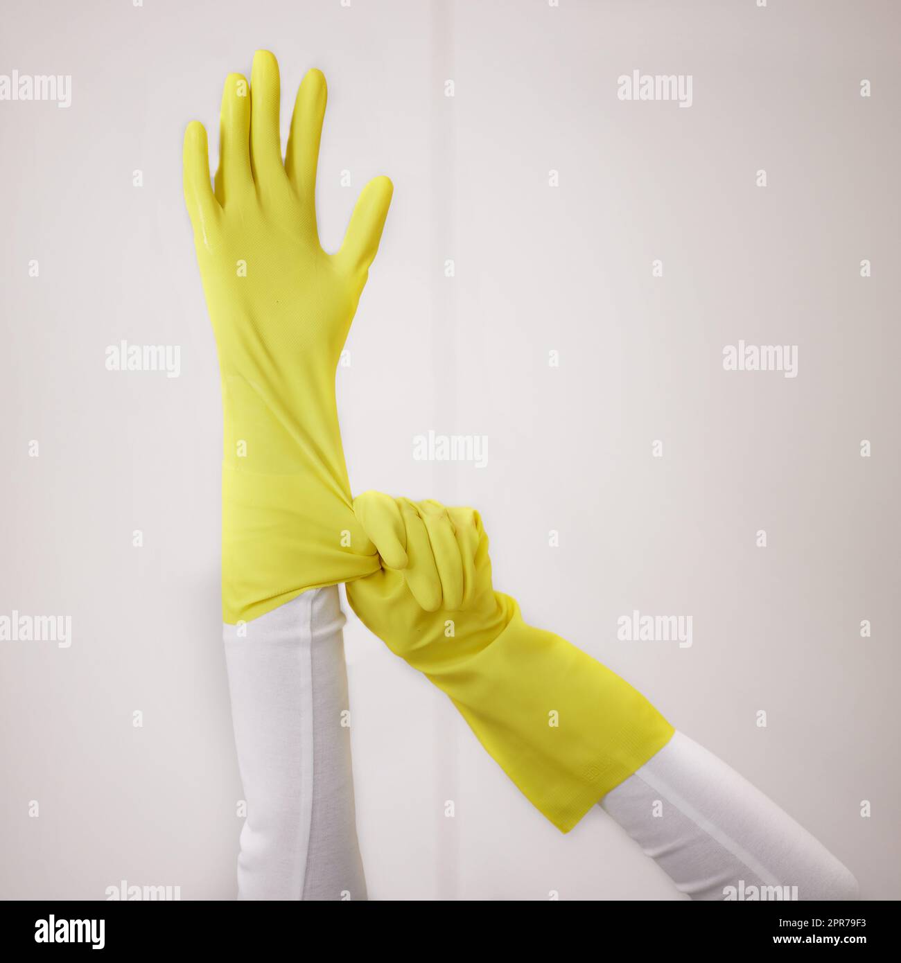 Lascia che questo posto sia pulito e scintillante. Una donna che indossa guanti di gomma gialli. Foto Stock