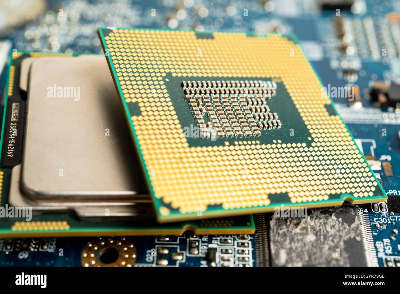 CPU, chip dell'unità processore centrale chip su scheda a circuito stampato in tecnologia PC e notebook. Foto Stock